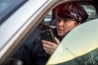 Police officer uses Galaxy XCover FieldPro to communicate